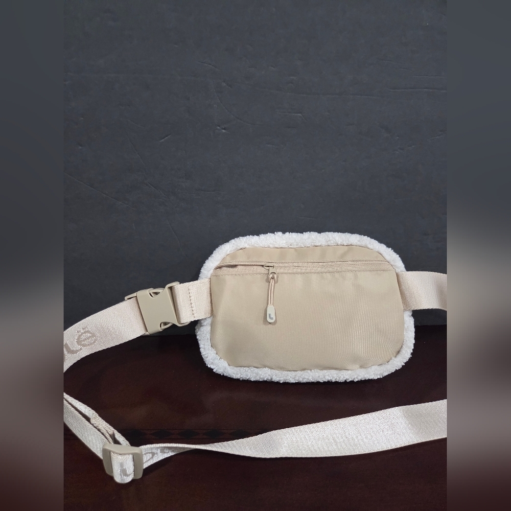 Lole Cream Sherpa Belt Bag - Picture 4 of 9